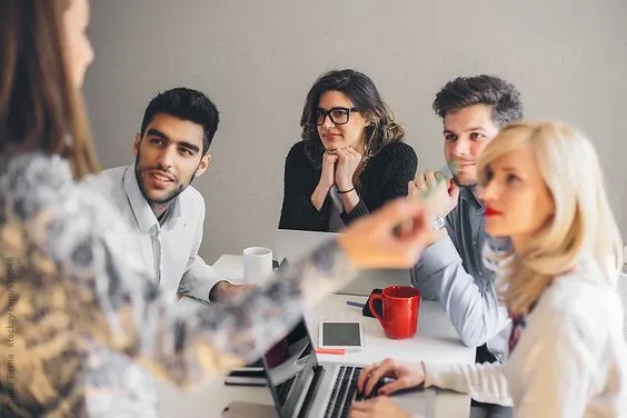 Mentor Gen-Z i dyrektor Boomer w trakcie sesji mentoringowej